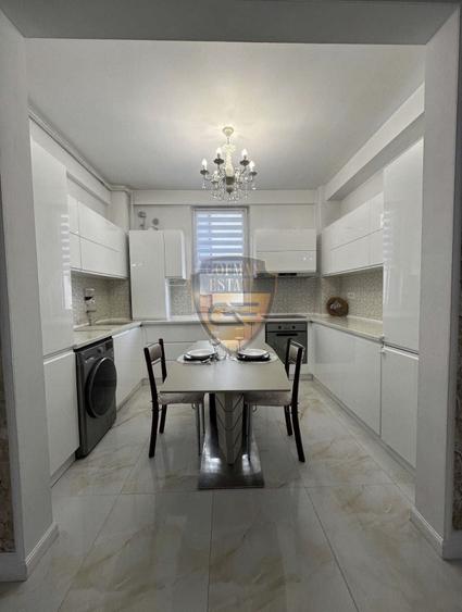 Apartament cu 4 camere semidecomandat, mobilat în Mamaia-Sat