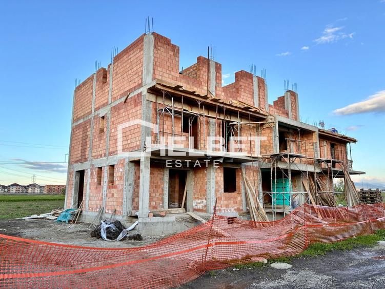 Duplex cu 4 camere cu Canalizare în Sânpetru
