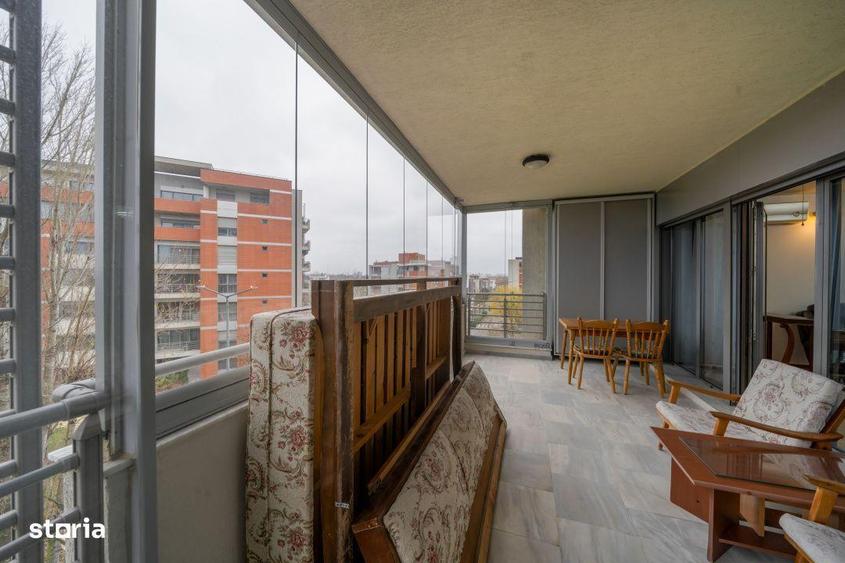 Apartament cu 3 camere semidecomandat, mobilat în Nordului