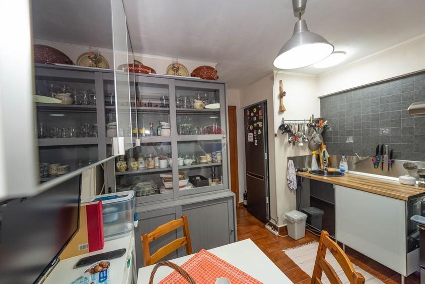 Apartament cu 3 camere semidecomandat, mobilat în Titan