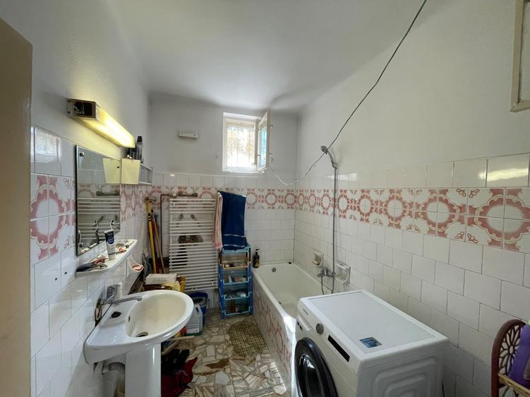 Casă individuală cu 5 camere cu Canalizare în Dorobanților