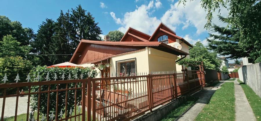 Casă individuală cu 7 camere cu Canalizare în Central