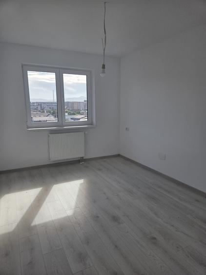 Apartament cu 3 camere decomandat în Tractorul