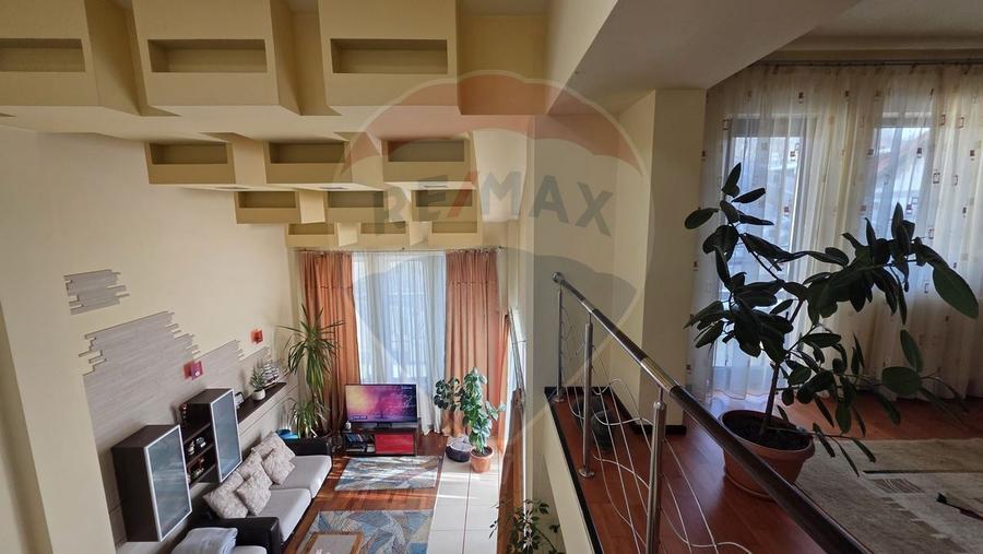 Casă individuală cu 7 camere cu Teren 1371 Mp în Nord-Est