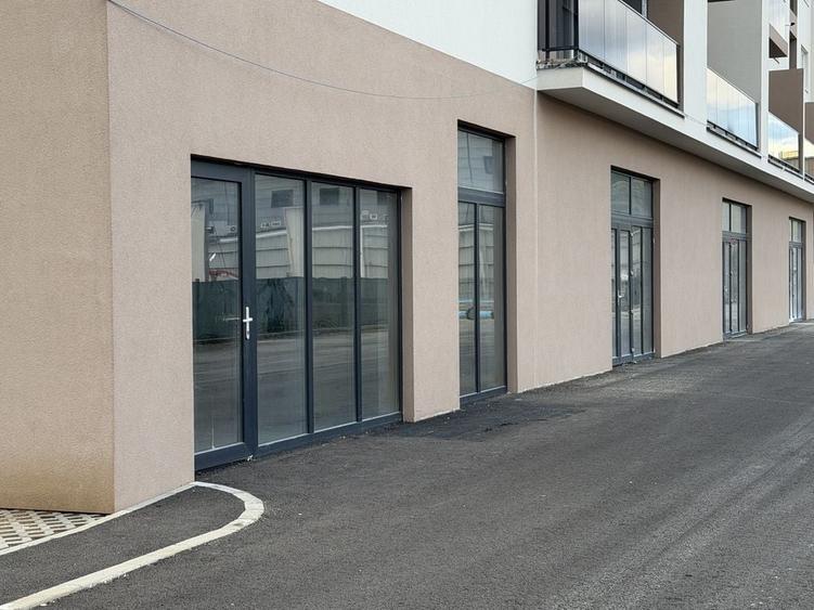 Spațiu comercial, de 557 mp, în Florești