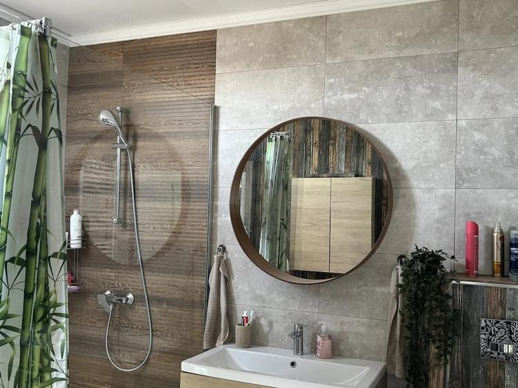 Casă cu 5 camere cu Teren 241 Mp în 1 Decembrie
