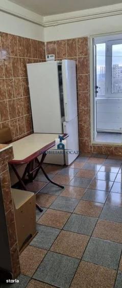 Apartament cu 3 camere semidecomandat în Berceni
