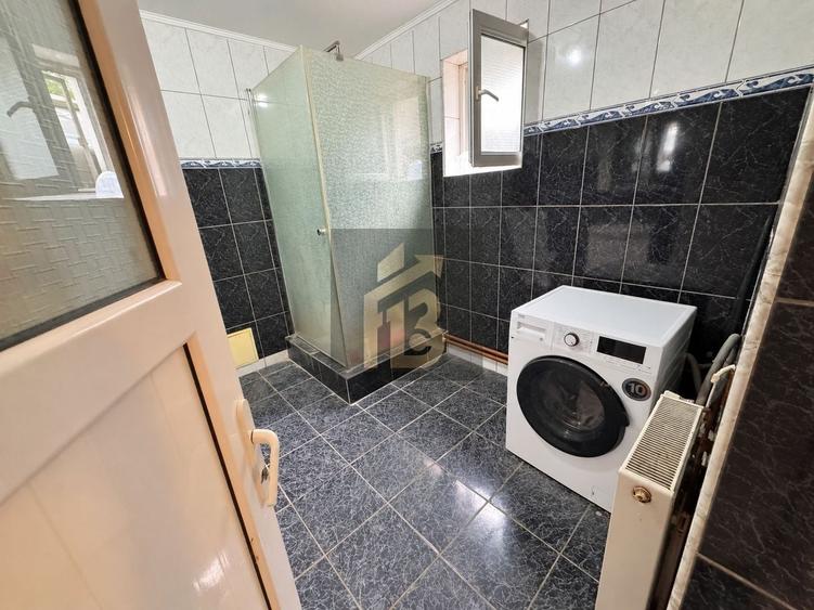Casă individuală cu 7 camere cu Canalizare în Periș