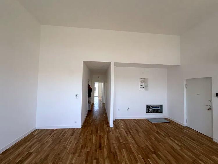 Penthouse cu 3 camere semidecomandat în Pipera