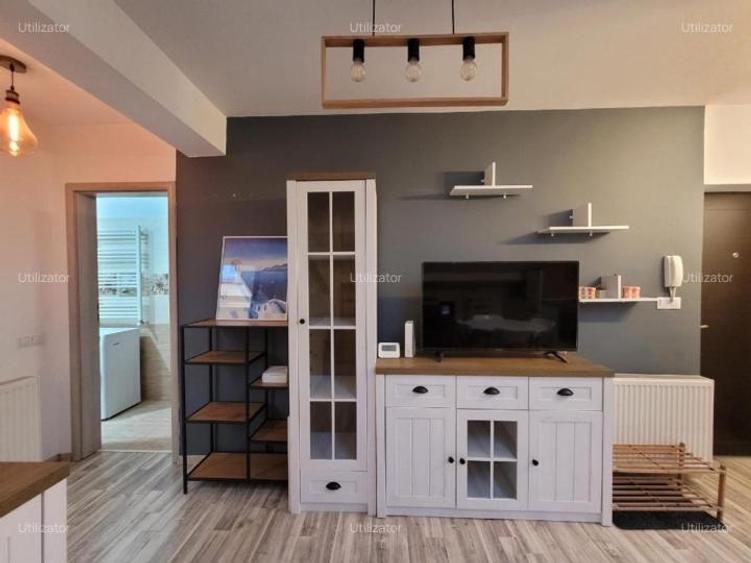 Apartament cu 2 camere semidecomandat, mobilat în 1 Mai