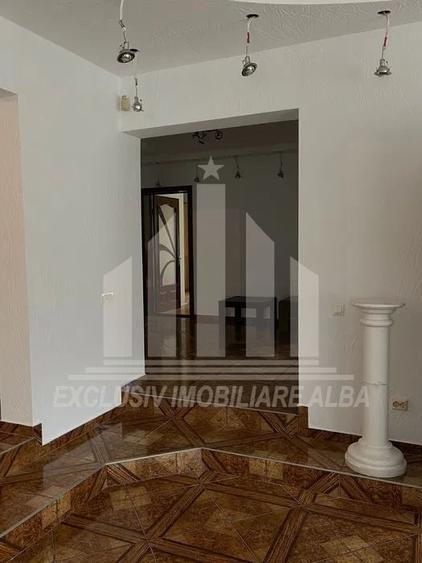 Casă individuală cu 5 camere cu Canalizare în Cetate