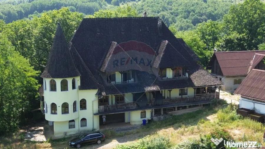 Casă cu 10 camere cu Teren 24700 Mp în Berchez