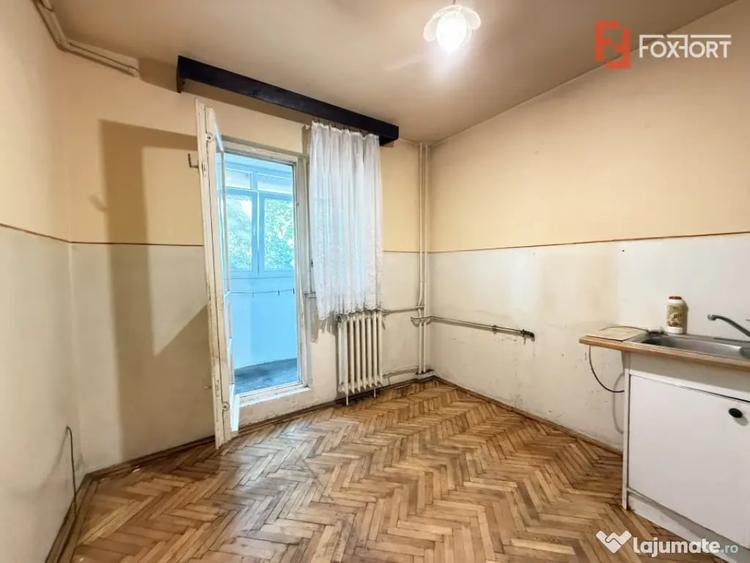 Apartament cu 3 camere semidecomandat în Circumvalațiunii