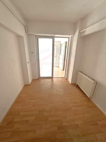 Apartament cu 3 camere decomandat în