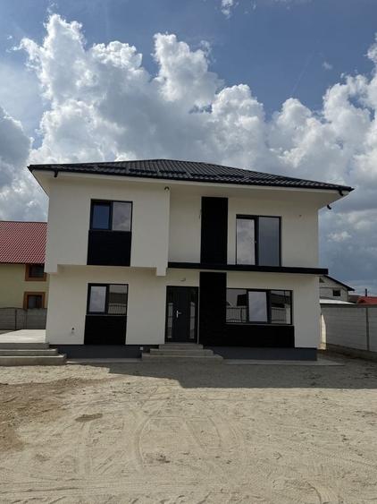 Casă cu 4 camere în Bradu