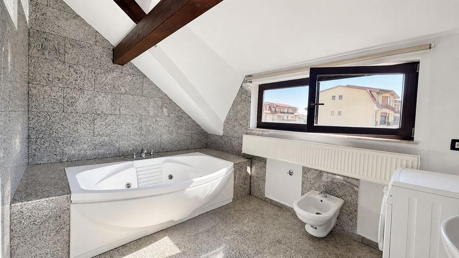 Apartament cu 2 camere semidecomandat, mobilat în Aradului