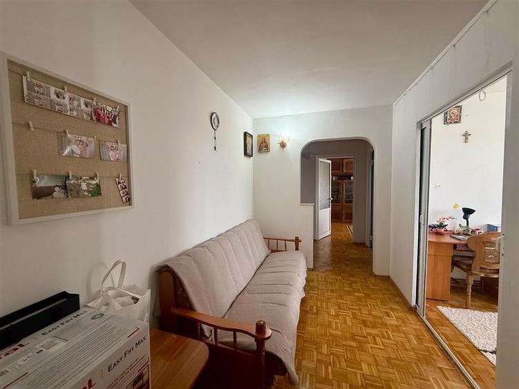 Apartament cu 2 camere decomandat în Podu Roș
