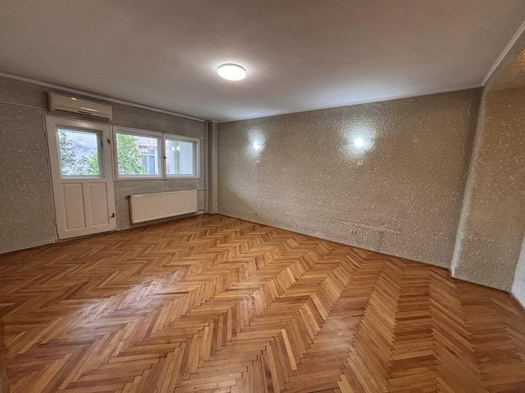 Casă individuală cu 14 camere cu Canalizare în Calea Călărașilor