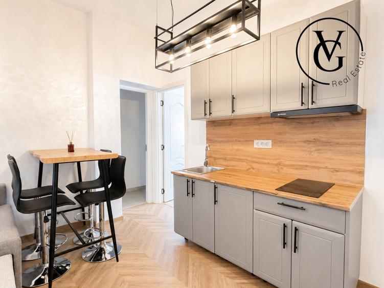 Apartament cu 5 camere semidecomandat, mobilat în P-ța Universității