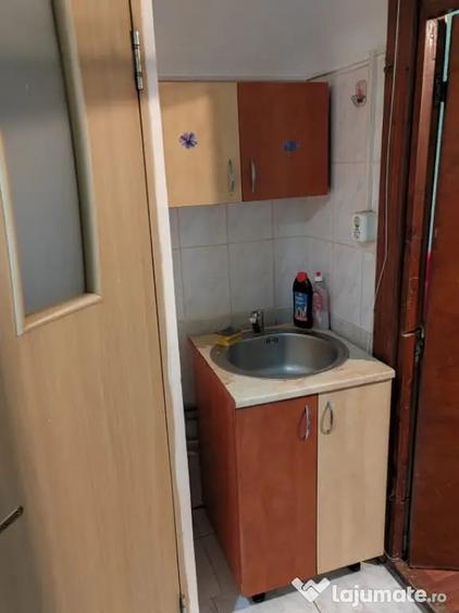 Garsonieră decomandată, mobilată în Valea Rosie