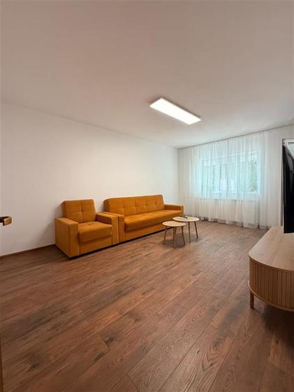 Apartament cu 3 camere decomandat, mobilat în Băneasa