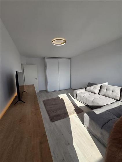 Apartament cu 3 camere decomandat, mobilat în Tractorul
