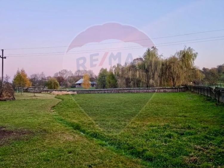 Casă individuală cu 4 camere cu Teren 36970 Mp în Mara