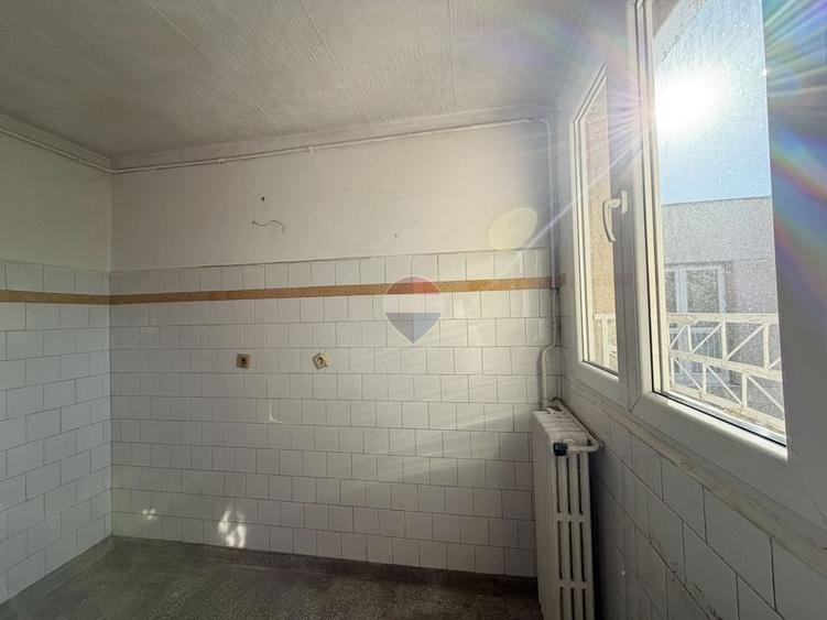 Apartament cu 4 camere semidecomandat în Titan