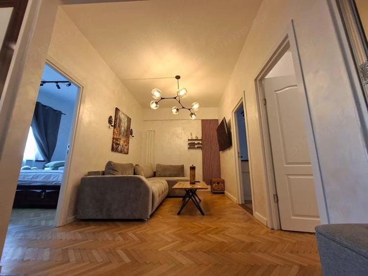 Apartament cu 5 camere semidecomandat în Romană