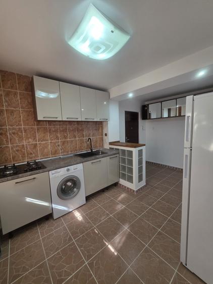 Apartament cu 3 camere semidecomandat în Central