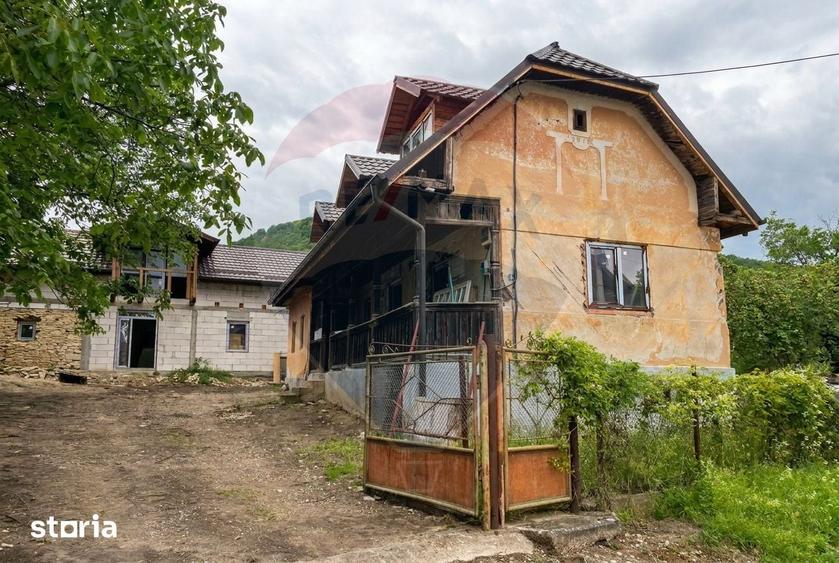 Casă cu 4 camere cu Teren 1381 Mp în Moldovenești