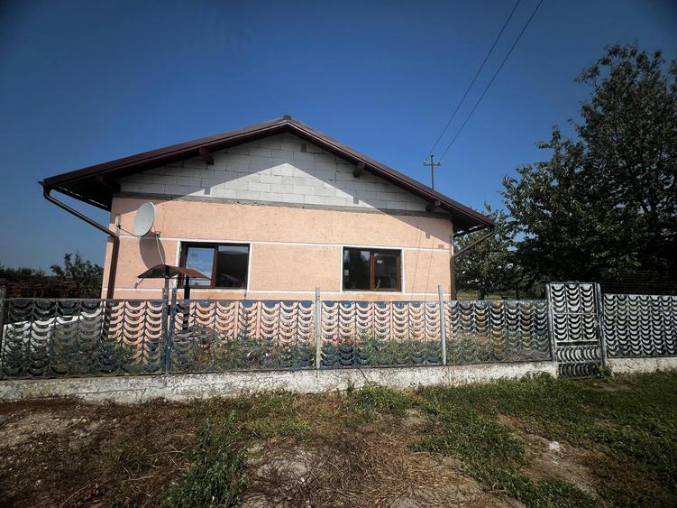 Casă individuală cu 3 camere cu Teren 1493 Mp în Periferie