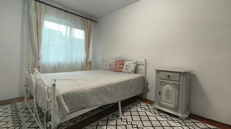 Apartament cu 2 camere semidecomandat în Piața Centrală