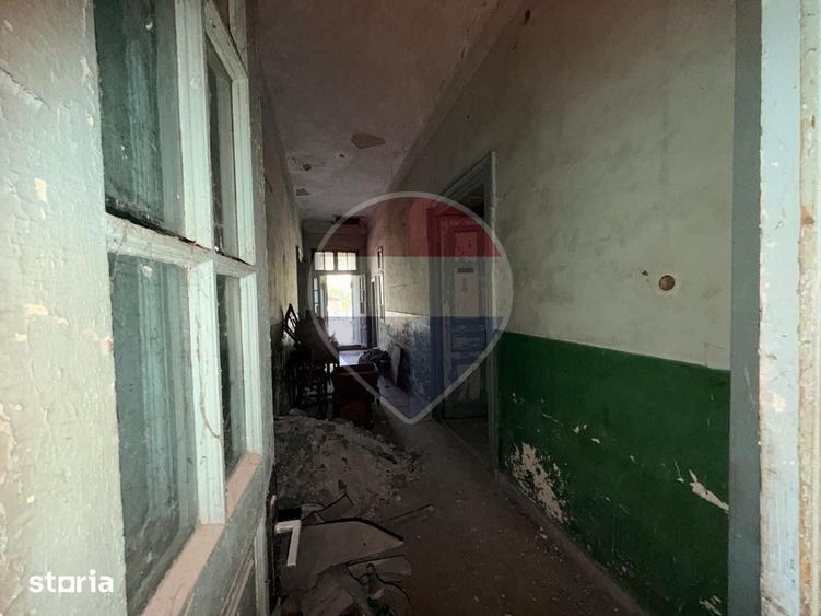 Casă cu 7 camere cu Teren 7500 Mp în Leu