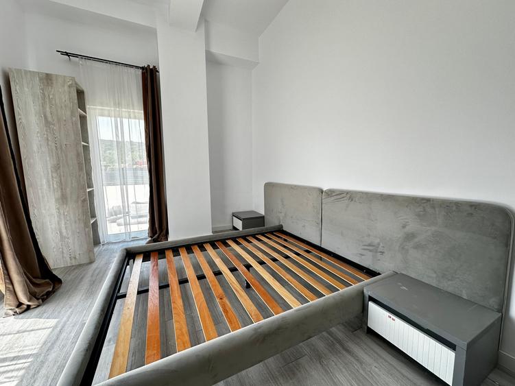 Apartament cu 3 camere semidecomandat, mobilat în Dâmbul Rotund