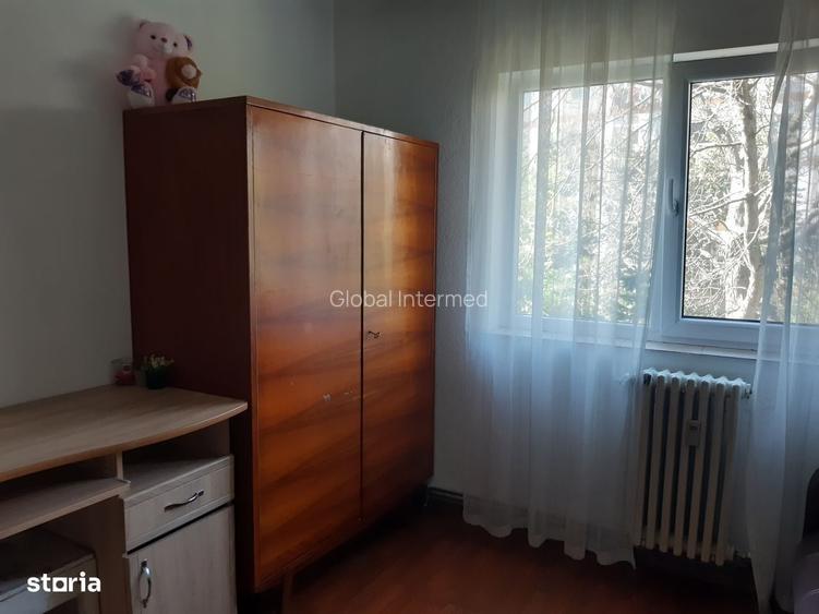 2 camere decomandat etaj 2 Iasi Podul de Fier intersectie
