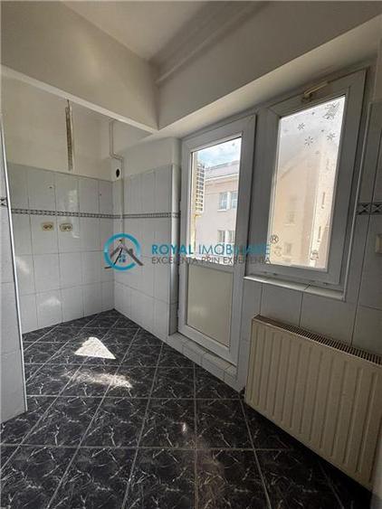Apartament cu 3 camere decomandat în Republicii