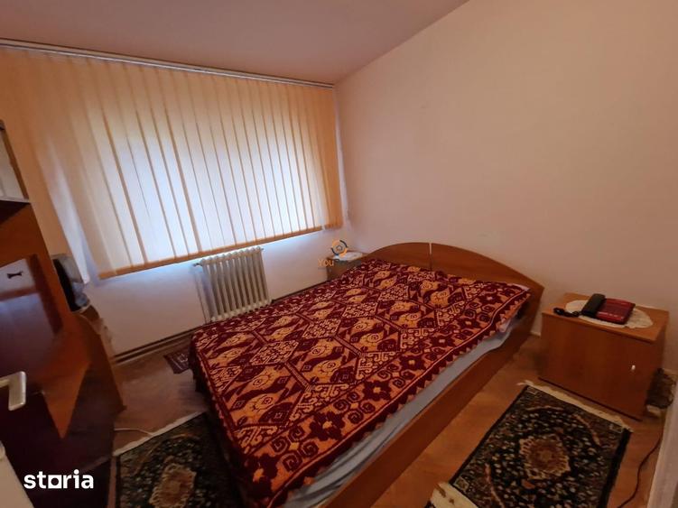 Apartament cu 3 camere semidecomandat în Girocului
