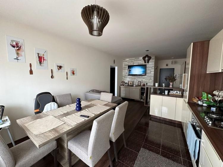 Apartament cu 3 camere decomandat în Lotrioara