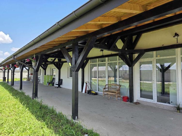Casă cu 4 camere cu Teren 10000 Mp în Coada Izvorului