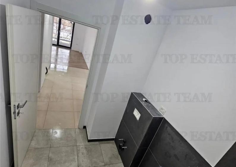 Apartament cu 3 camere semidecomandat în Rahova
