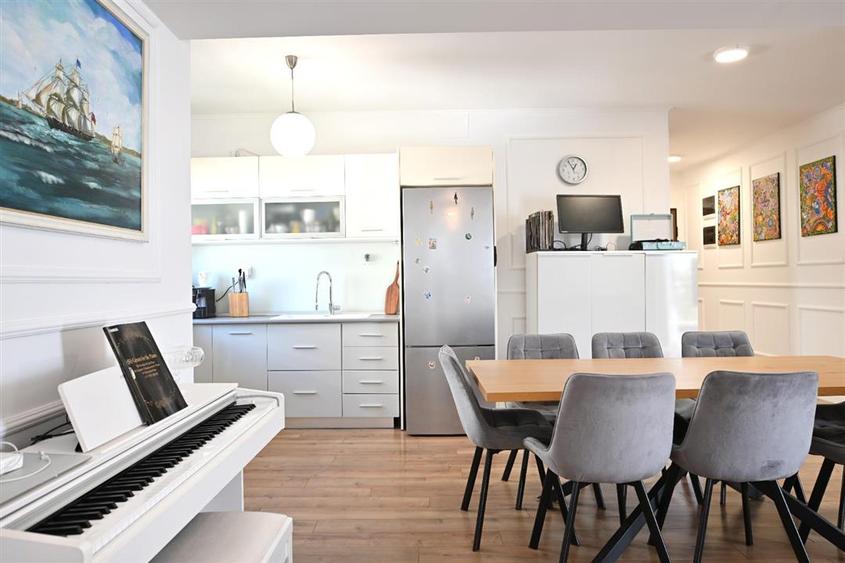 Apartament cu 3 camere semidecomandat, mobilat în Pipera
