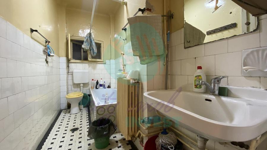 Apartament cu 3 camere semidecomandat în Moșilor