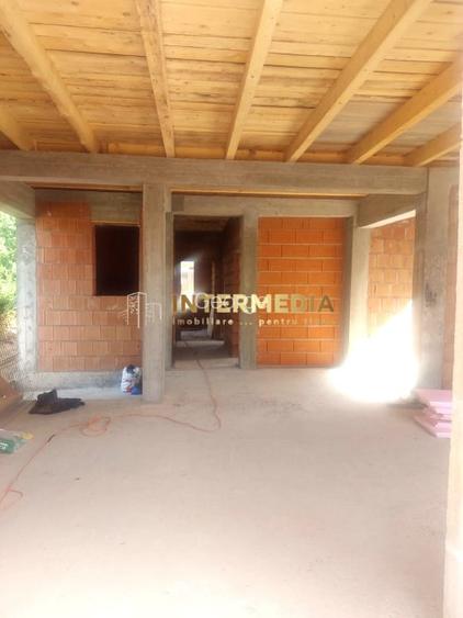 Casa noua cu 4 camere situata in zona Centru la asfalt cu toate utilitatile