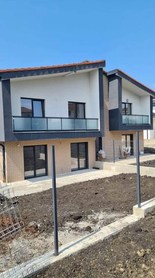 Duplex cu 5 camere cu Canalizare în Chinteni