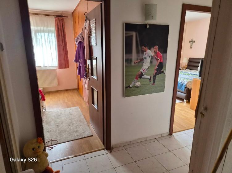Apartament cu 3 camere decomandat în Drumul Sării