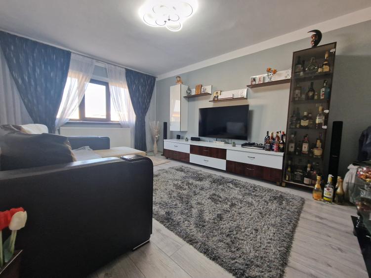 Apartament cu 3 camere decomandat în Sud