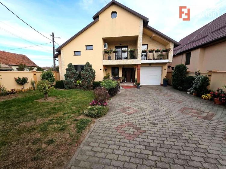 Casă individuală cu 4 camere cu Canalizare în Lipova