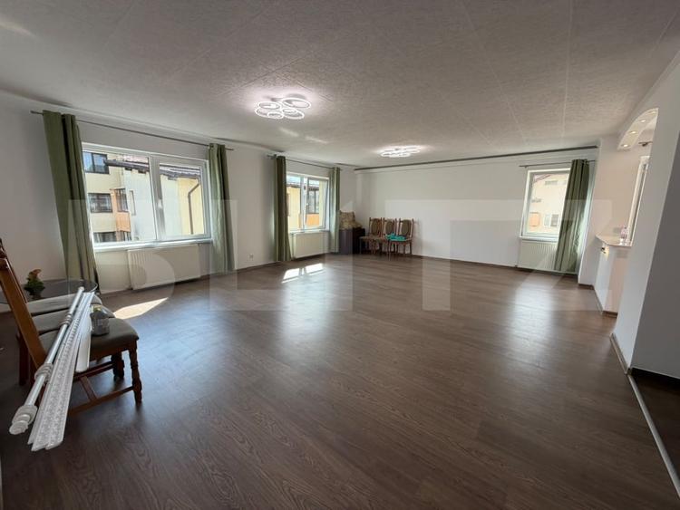 Apartament cu 4 camere semidecomandat în Florești