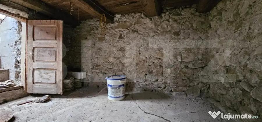 Casă cu 2 camere cu Teren 1200 Mp în Central